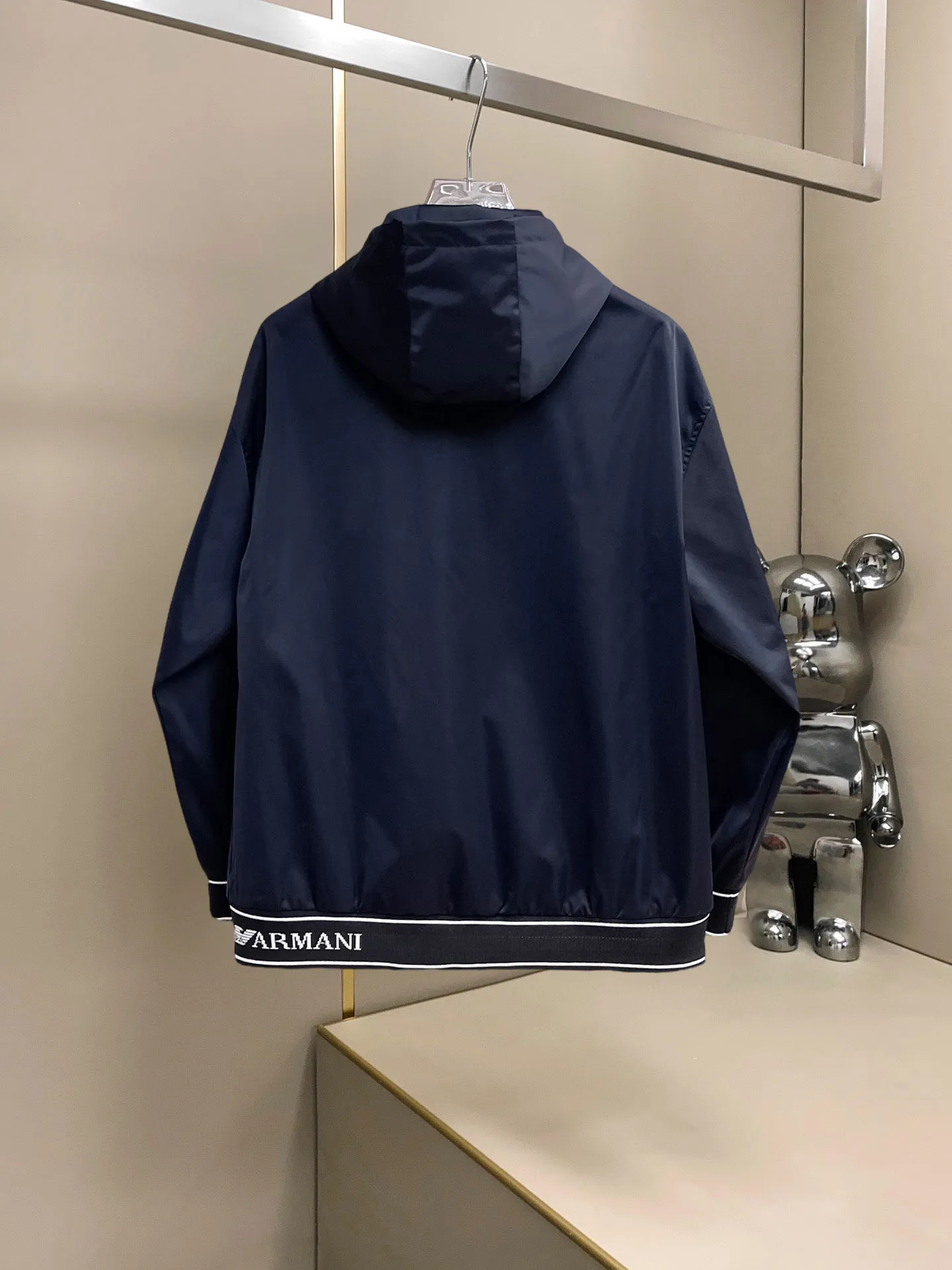 Armani official website Same Style, complete with three labels, on sale in advance. 2026 Autumn and Winter New Arrival men's jacket, Original with complete three labels, Premium version. Custom-made fabrics at the counter. Breathable, high comfort, impeccable details, brand element design concept, reflecting high quality. It feels delicate and soft, presents a casual cut, and has a great upper body shape. Sizes: M～3XL,